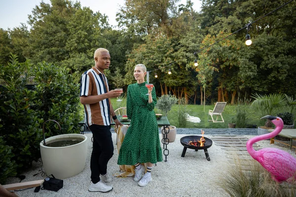Couple multiracial dînant dans leur jardin — Photo