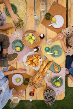 Ahşap masanın üstünde şarap kızartılıyor.