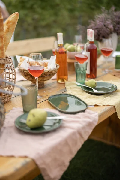 Picknickbord med vin, ekologiska frukter och bröd — Stockfoto