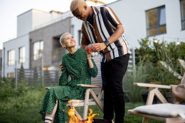 Genç çift evde kokteyl içiyor.