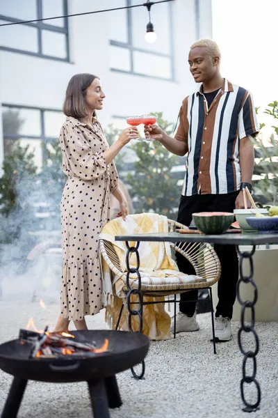 Casal multirracial ter um jantar em seu quintal — Fotografia de Stock