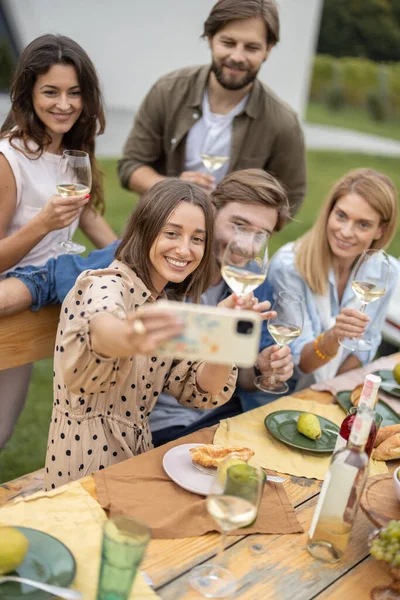 Przyjaciele robiący selfie przez telefon komórkowy na pikniku — Zdjęcie stockowe