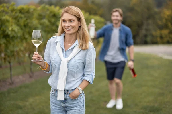 Couple marchant près des vignobles à la campagne — Photo