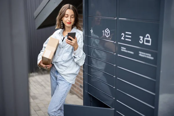 Mujer caucásica con parcela cerca de post terminal — Foto de Stock