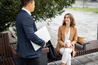 Şehir bölgesinde modern iş adamları konuşuyor.