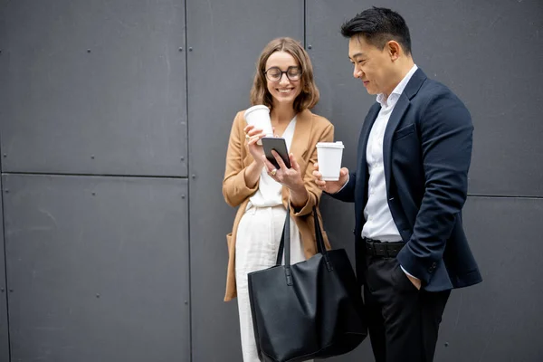 ビジネスマンはコーヒーを飲み街で話をする — ストック写真