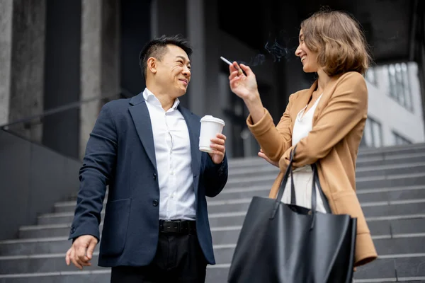 仕事の合間にタバコを吸う人 — ストック写真