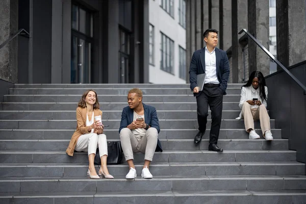 Business team talking and using digital devices — Stock Photo, Image