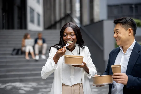 Los empresarios comen en el fondo de sus colegas —  Fotos de Stock
