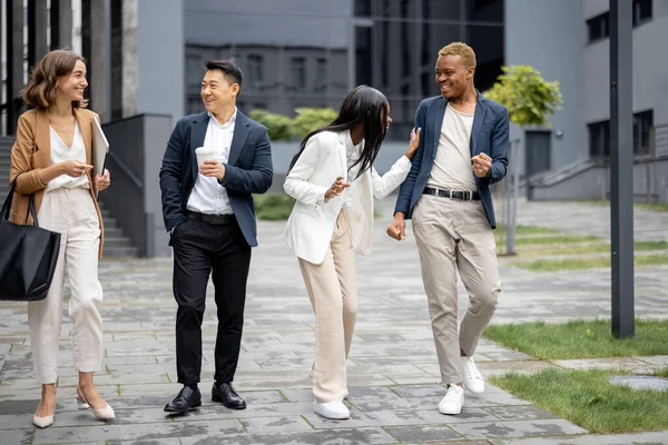 Business team walking and talking on city street — Stock Photo, Image