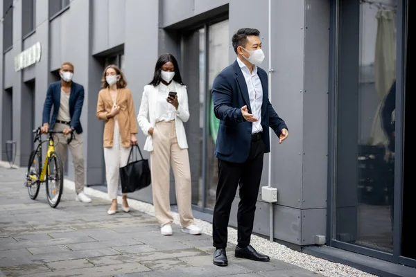 Empresários multirraciais esperando na fila na rua da cidade — Fotografia de Stock