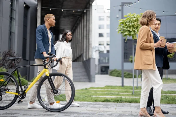 Equipo de negocios en máscaras médicas caminando y hablando — Foto de Stock