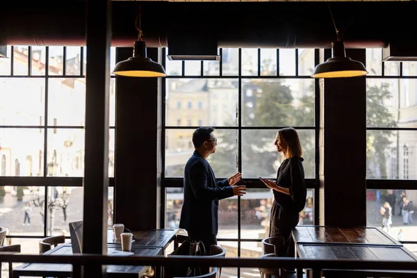 Asiático homem e mulher caucasiana falando no café — Fotografia de Stock