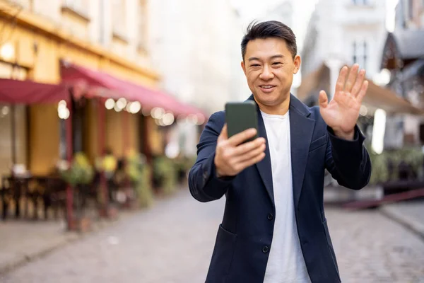 Business man having video call on hone outdoors — Stock Photo, Image