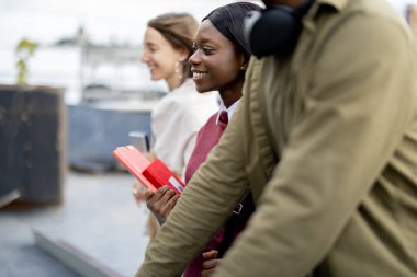 Üniversite kampüsünün bölgesinde yürüyen öğrenciler