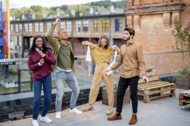 Üniversite kampüsünün balkonunda öğrenciler kutlama yapıyor