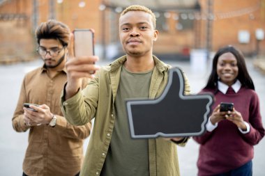 Adam telefonu tut ve başparmağınla arkadaşlarını göster.