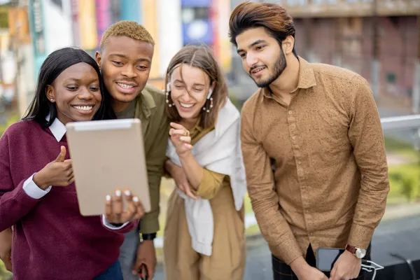 Estudantes multirraciais assistem alguns em tablet digital — Fotografia de Stock