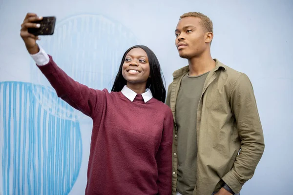 Young black couple taking selfie on smartphone — Stock Photo, Image