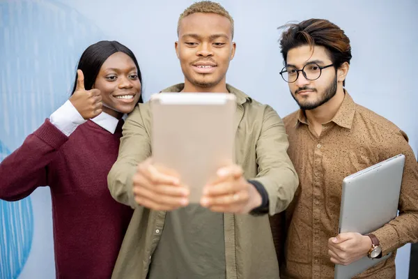 Studenti mají videohovor na digitálním tabletu — Stock fotografie