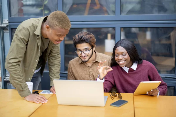 Multiraciální studenti s videohovory na notebooku — Stock fotografie