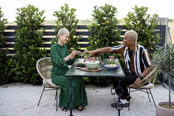 Multiracial par äter ekologisk mat på middag — Stockfoto