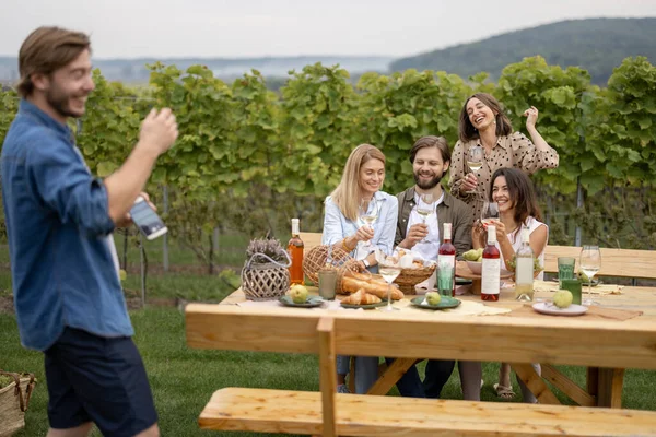 Mężczyzna robi zdjęcie na smartfonie przyjaciół na pikniku — Zdjęcie stockowe