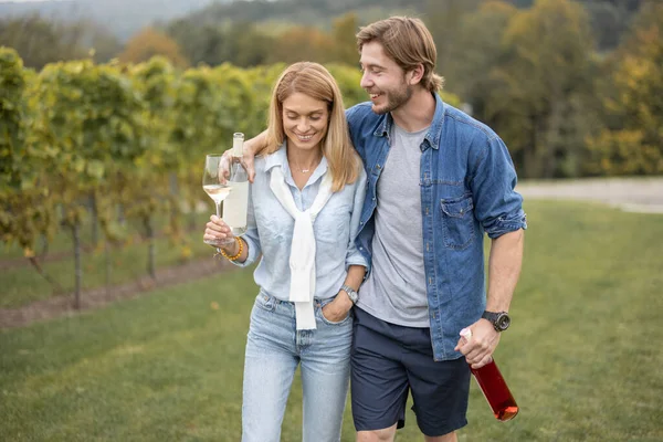 Couple marchant près des vignobles à la campagne — Photo