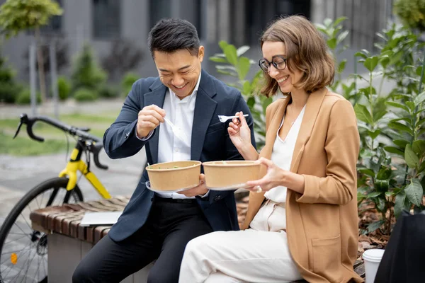 Gente de negocios almorzando en el trabajo en ciudad —  Fotos de Stock