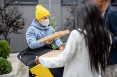 Şehirdeki kuryeden emir alan iş adamları