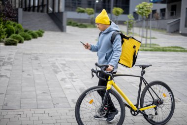 Şehirde akıllı telefondan kurye arama istemcisi yeri