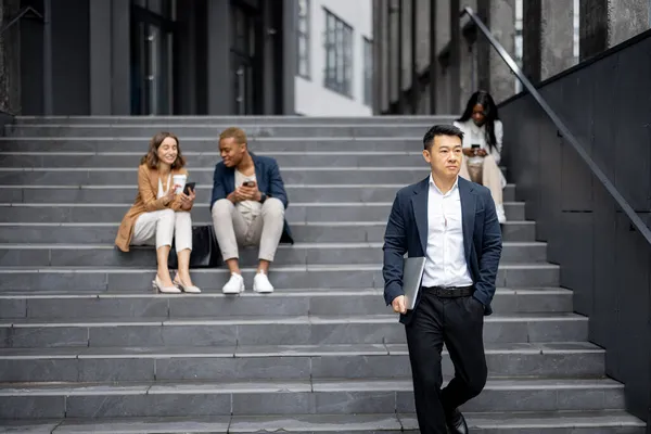 Business team talking and using digital devices — Stock Photo, Image