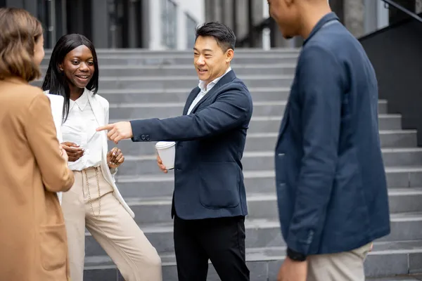 Equipo de negocios multirraciales hablando en la calle de la ciudad — Foto de Stock