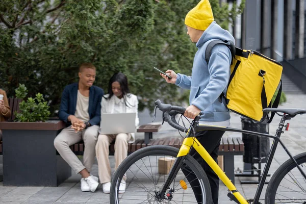 Mensajería a pie con bicicleta y gente de negocios — Foto de Stock