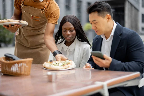 屋外カフェで昼食をとる営業チーム — ストック写真