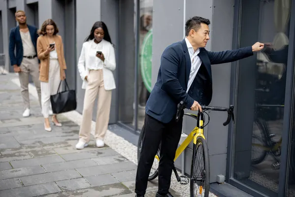 Многорасовые предприниматели стоят в очереди на городской улице — стоковое фото