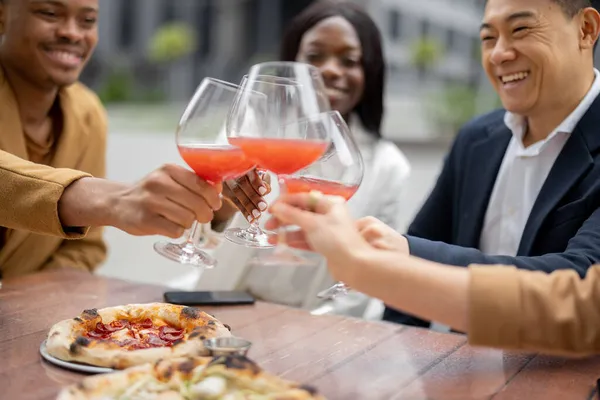 Grupo de negocios celebrando en la cafetería al aire libre —  Fotos de Stock