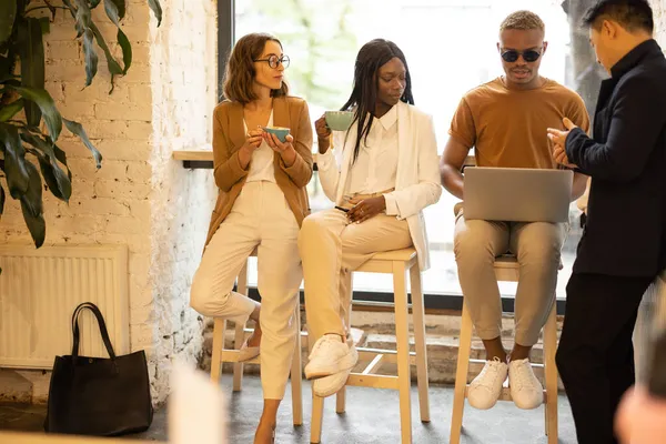 Equipe de negócios tendo pausa durante o trabalho no café — Fotografia de Stock