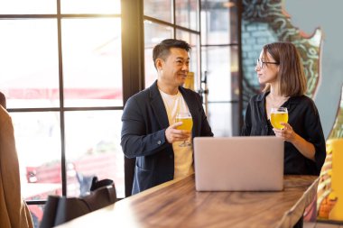Arkadaşlar barda konuşur ve bira içerler.