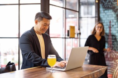 Arkadaşlar barda konuşur ve bira içerler.