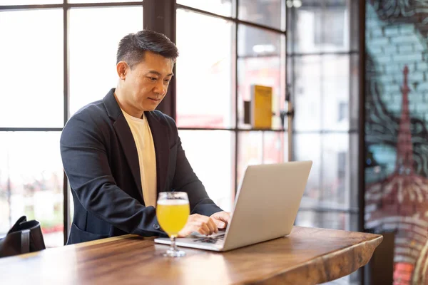 Homem trabalhando no laptop no bar — Fotografia de Stock