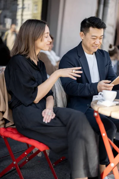 Mujer de negocios y hombre de negocios en la cafetería al aire libre —  Fotos de Stock