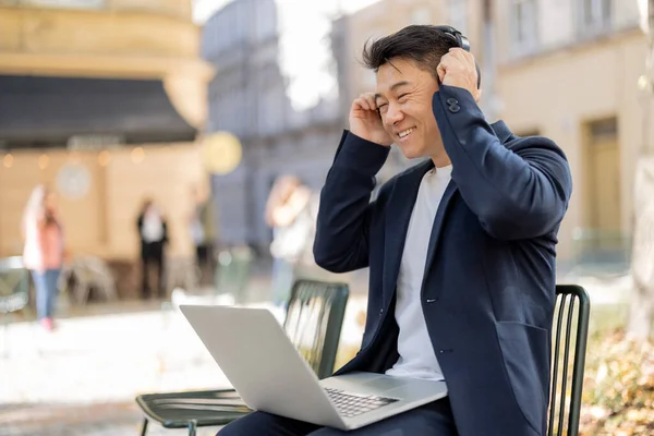 Homem de negócios irritado trabalhando no laptop ao ar livre — Fotografia de Stock