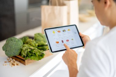 Adam internetteki markette alışveriş yapıyor.