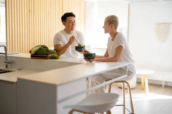 Pareja comiendo ensalada de verduras frescas en casa —  Fotos de Stock