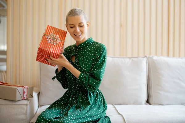 Kaukasierin hört Geschenk in Geschenkbox zu — Stockfoto