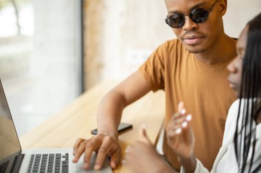 İş adamları kafede konuşuyor ve çalışıyor.