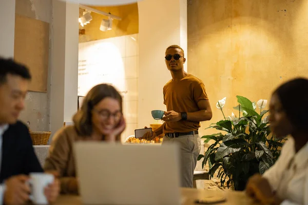 ビジネスチームはカフェでノートパソコンで何かを見て — ストック写真