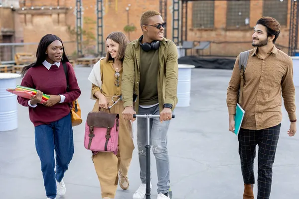 Estudantes caminham juntos no campus universitário — Fotografia de Stock