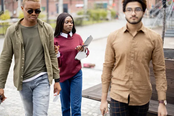 学生は大学キャンパスの領土を歩く — ストック写真